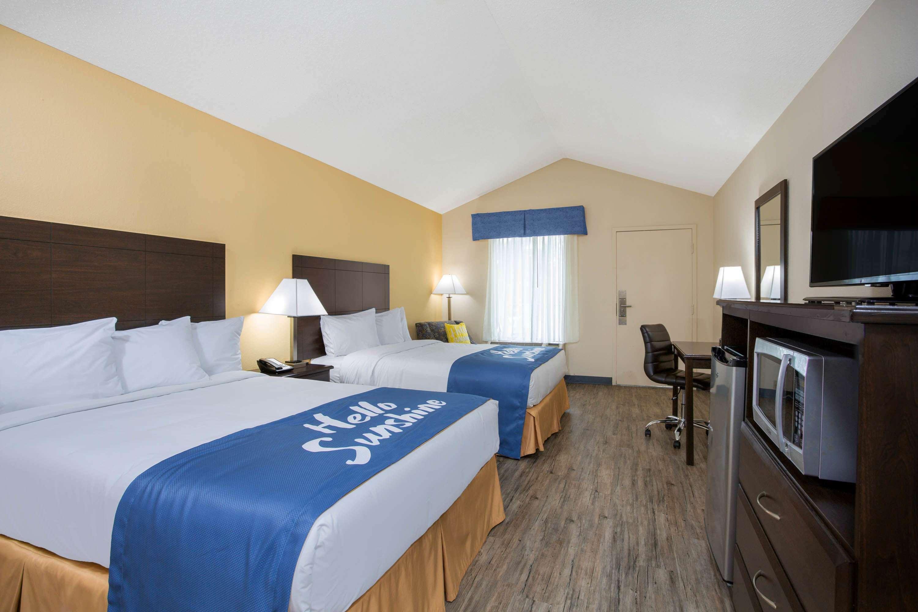 Days Inn By Wyndham Lake City Exterior photo