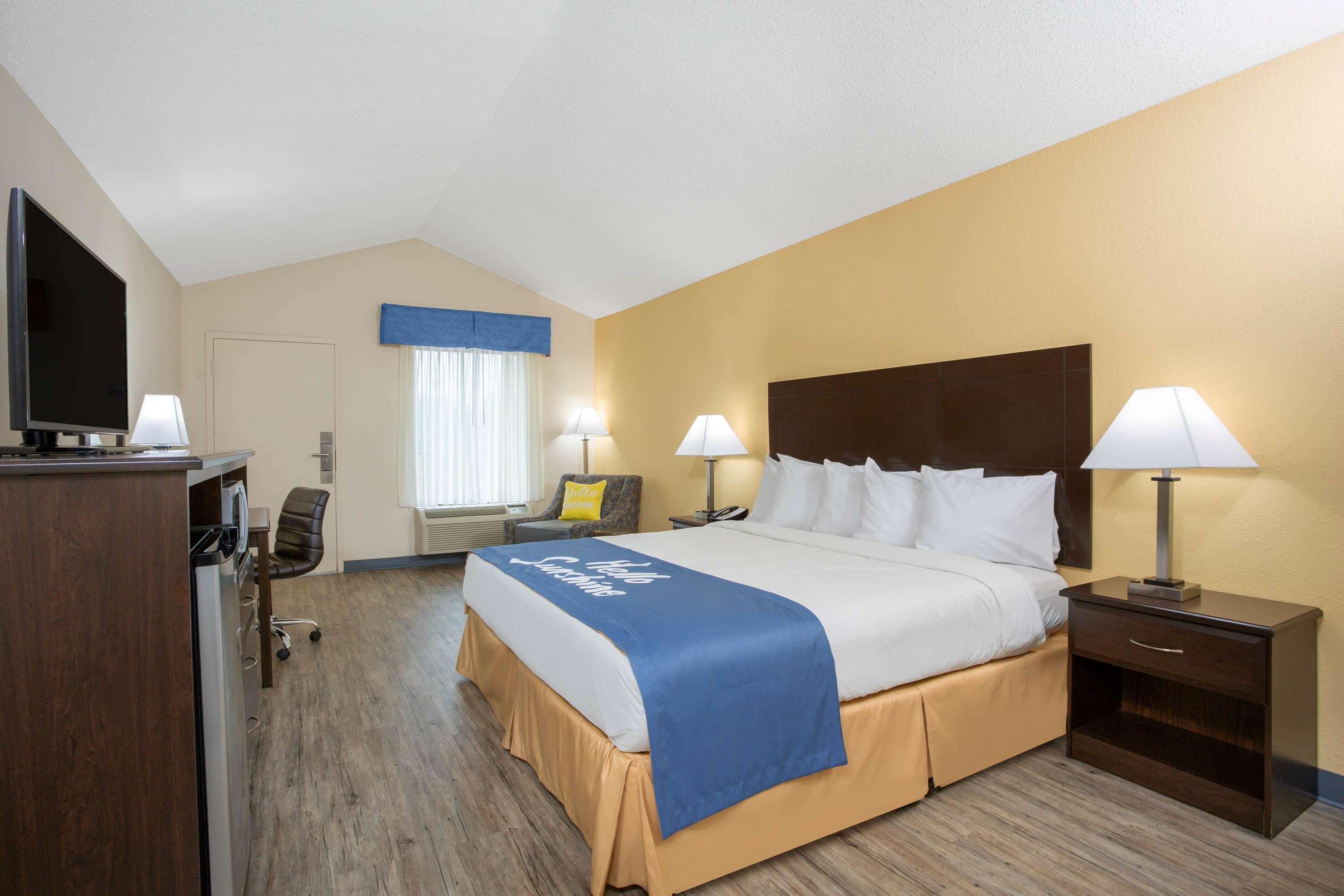 Days Inn By Wyndham Lake City Exterior photo
